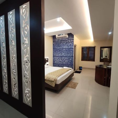 Issacs Regency Hotel Султан Батери Екстериор снимка