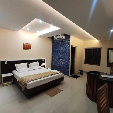 Issacs Regency Hotel Султан Батери Екстериор снимка
