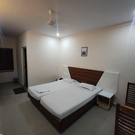 Issacs Regency Hotel Султан Батери Екстериор снимка
