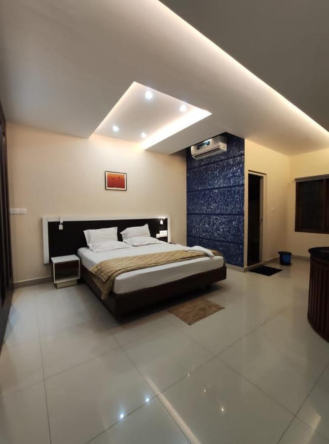 Issacs Regency Hotel Султан Батери Екстериор снимка