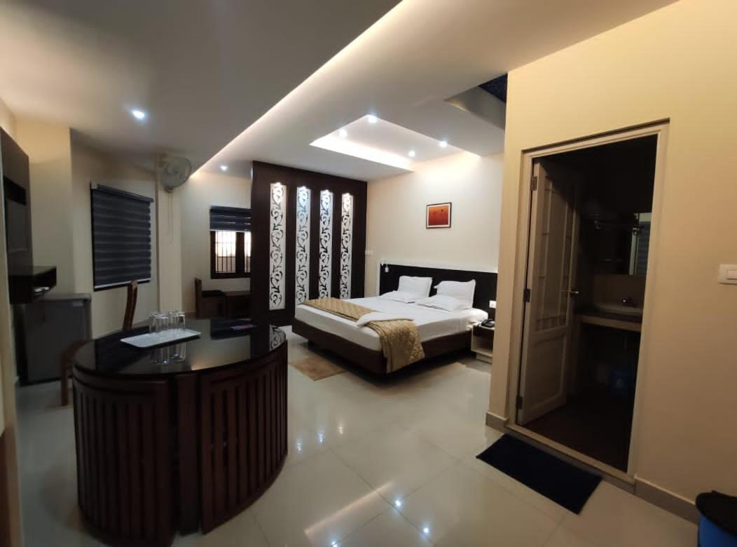 Issacs Regency Hotel Султан Батери Екстериор снимка