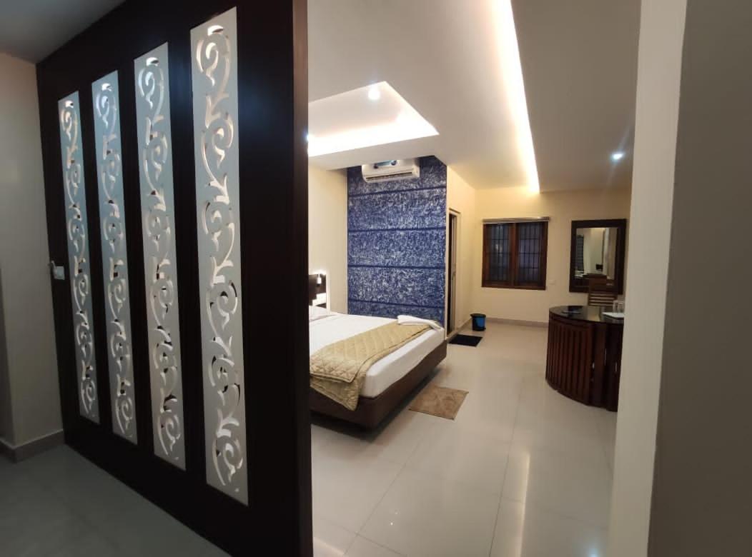 Issacs Regency Hotel Султан Батери Екстериор снимка