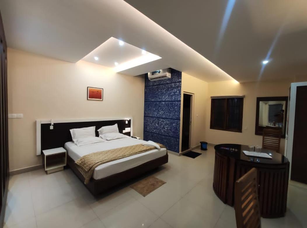 Issacs Regency Hotel Султан Батери Екстериор снимка