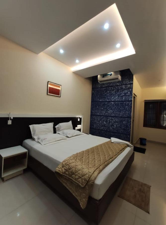 Issacs Regency Hotel Султан Батери Екстериор снимка