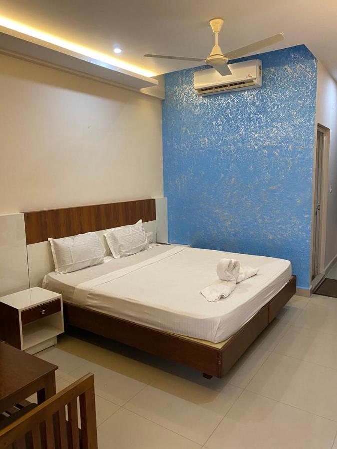 Issacs Regency Hotel Султан Батери Екстериор снимка