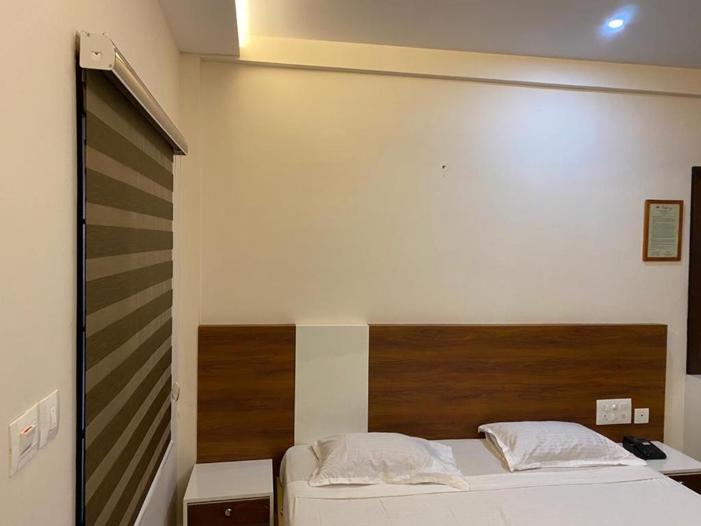 Issacs Regency Hotel Султан Батери Екстериор снимка