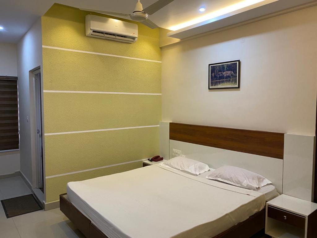 Issacs Regency Hotel Султан Батери Екстериор снимка