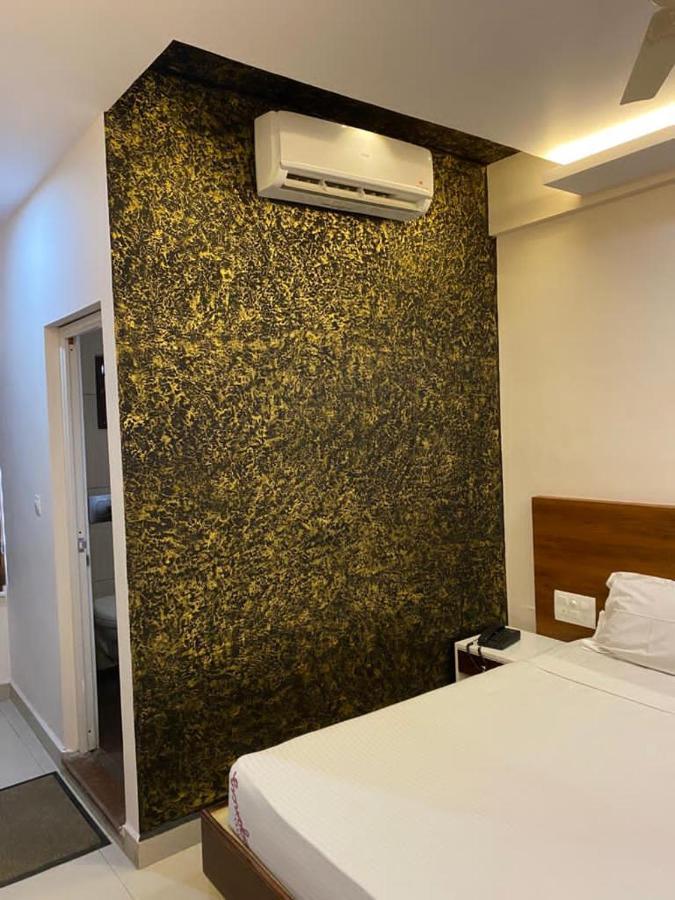 Issacs Regency Hotel Султан Батери Екстериор снимка