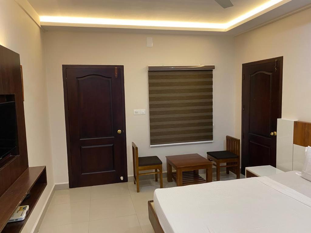 Issacs Regency Hotel Султан Батери Екстериор снимка
