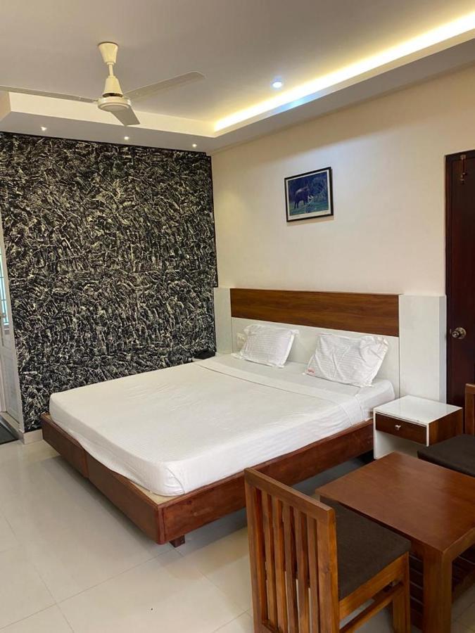 Issacs Regency Hotel Султан Батери Екстериор снимка