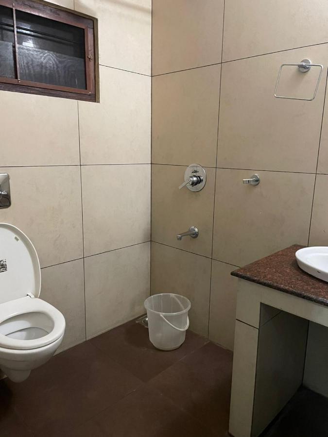 Issacs Regency Hotel Султан Батери Екстериор снимка