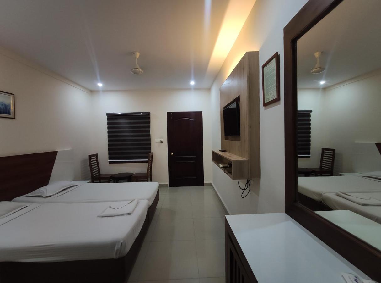 Issacs Regency Hotel Султан Батери Екстериор снимка