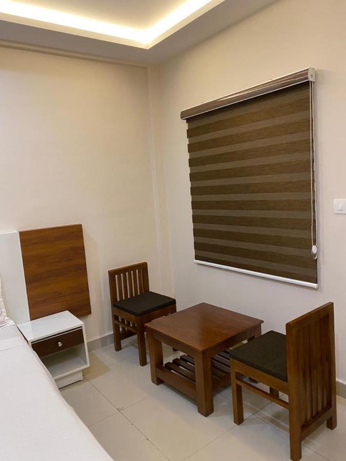 Issacs Regency Hotel Султан Батери Екстериор снимка