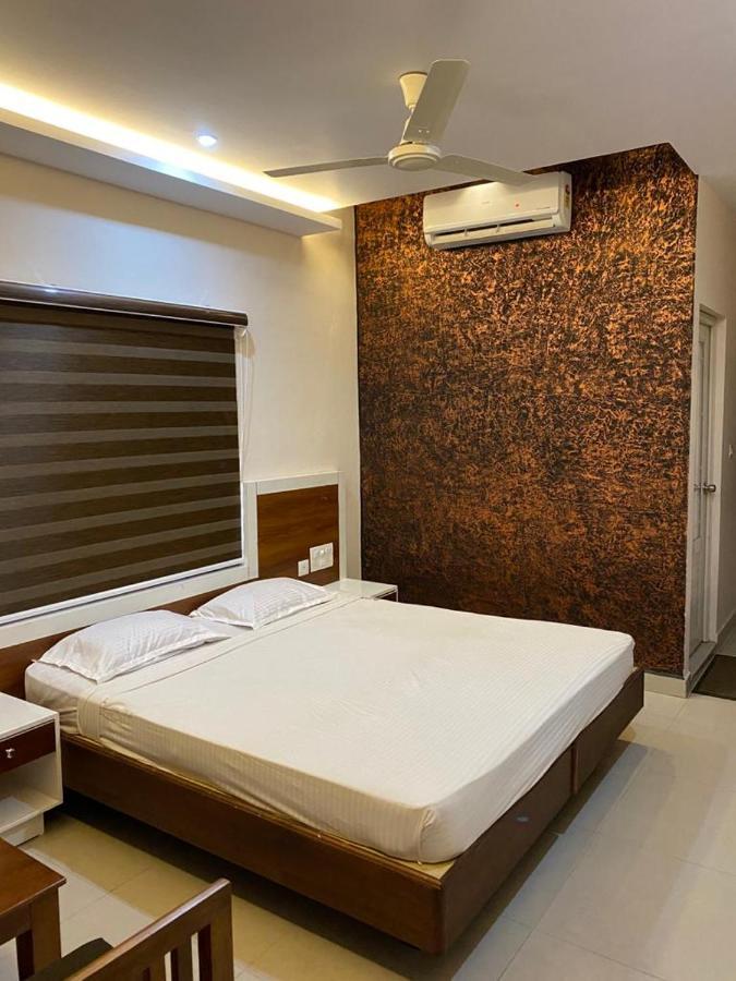 Issacs Regency Hotel Султан Батери Екстериор снимка