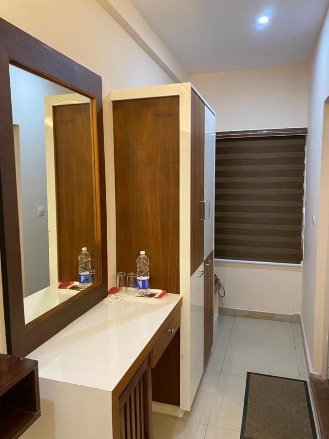 Issacs Regency Hotel Султан Батери Екстериор снимка