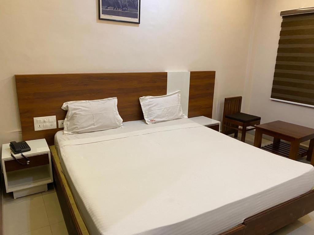 Issacs Regency Hotel Султан Батери Екстериор снимка
