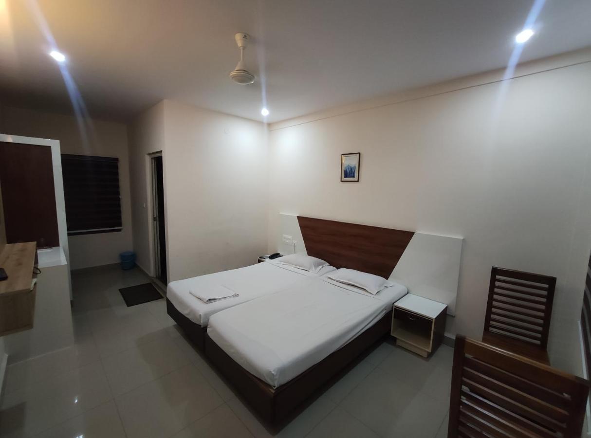Issacs Regency Hotel Султан Батери Екстериор снимка