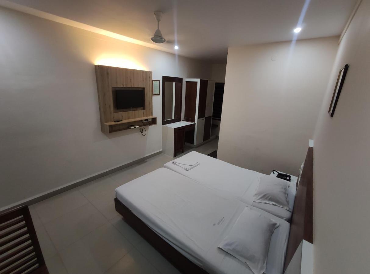 Issacs Regency Hotel Султан Батери Екстериор снимка
