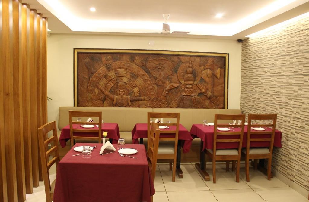 Issacs Regency Hotel Султан Батери Екстериор снимка