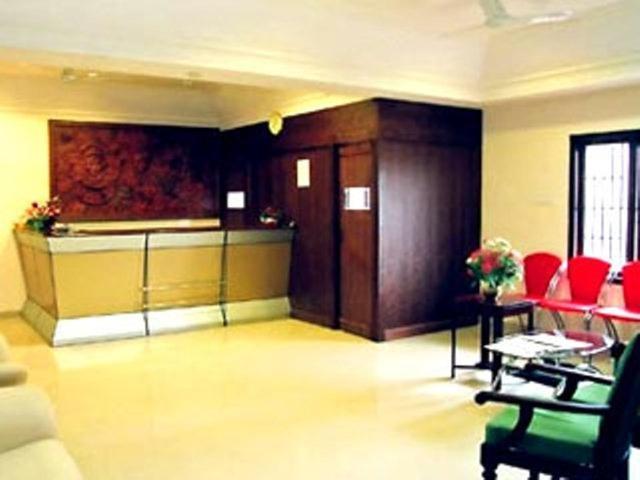 Issacs Regency Hotel Султан Батери Екстериор снимка
