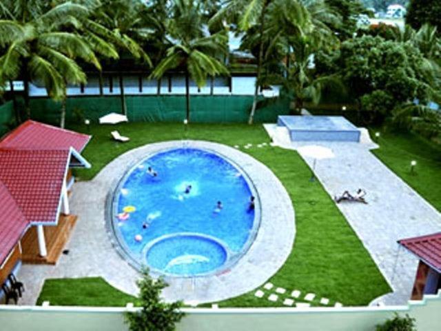 Issacs Regency Hotel Султан Батери Екстериор снимка