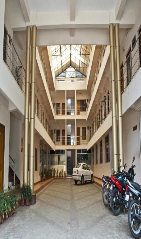 Issacs Regency Hotel Султан Батери Екстериор снимка